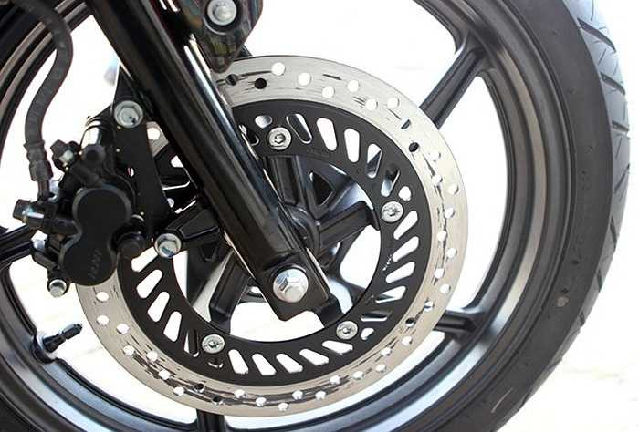 Xe được trang bị giảm xóc thủy lực phía trước, sử dụng phanh đĩa đường kính 276 mm, lốp trước kích thước 100/80-17, đi cùng bộ vành hợp kim 5 chấu. 
