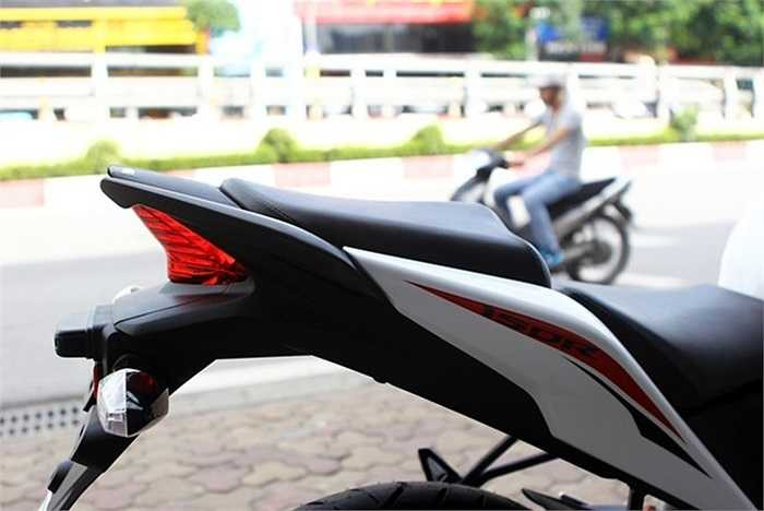 Yên xe được thiết kế chia làm 2 phần tách biệt. Dải tem mới chỉ gồm 2 màu sắc được thiết kế vuốt theo kiểu dáng đuôi xe.