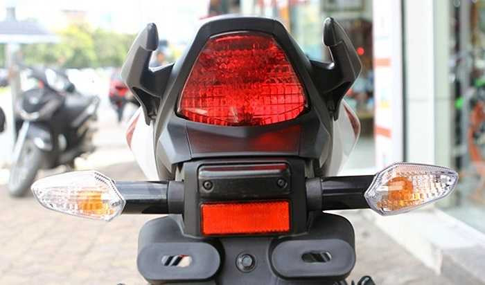 Cụm đèn hậu thiết kế to, ôm chọn kích thước đuôi xe, 2 đèn xi-nhan nằm tách rời, thiết kế tương tự như cụm đèn trước. 
