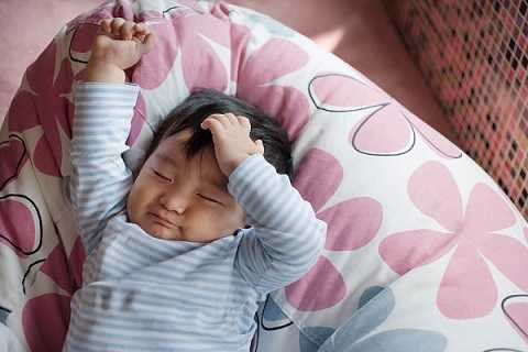 Nguyên nhân khiến trẻ sơ sinh hay thức đêm