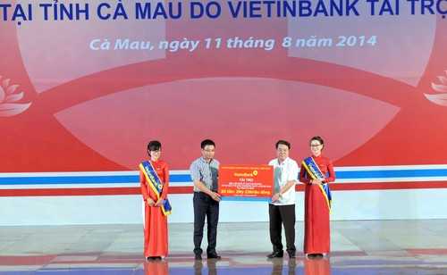 VietinBank bàn giao 600 nhà ở cho hộ nghèo và 4 xe cứu thương tại Cà Mau