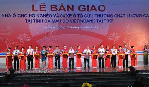 VietinBank bàn giao 600 nhà ở cho hộ nghèo và 4 xe cứu thương tại Cà Mau