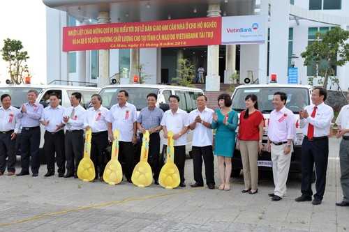 VietinBank bàn giao 600 nhà ở cho hộ nghèo và 4 xe cứu thương tại Cà Mau