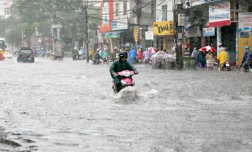 Đêm nay, mưa dông mạnh lại 'tấn công' Hà Nội