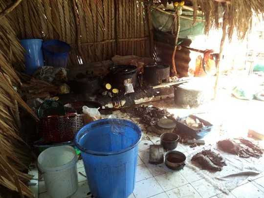 Khô bò đen được chế biến từ phổi heo trong điều kiện mất vệ sinh.