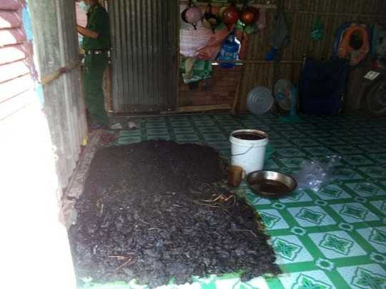 Thành phẩm được trải dưới sàn nhà mặc cho chó, gà qua lại.