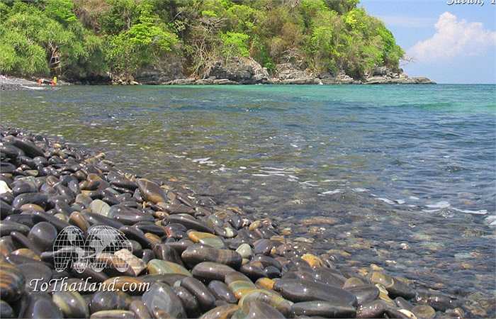Miền nam Thái Lan, có một hòn đảo xinh đẹp mang tên Koh Hingham, nhưng không có ai sinh sống, bởi tồn tại một lời nguyền kinh hãi.