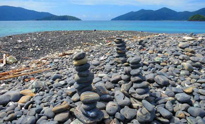 Du khách đến đây đều đã được những người dân quanh vùng cảnh báo trước về lời nguyền, nên hầu hết du khách chỉ ngắm nghía những hòn sỏi, chứ không mang chúng theo khi ra về.