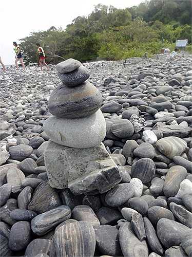 Mỗi người có cách ứng xử khác nhau với những hòn sỏi thiêng. Người Thái Lan thích dùng những viên sỏi xây dựng bảo tháp nhỏ để cầu nguyện.