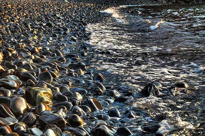 Theo truyền thuyết của người Thái Lan, hòn đảo là nơi ở của vị thần Tarutao, vị thần có quyền lực vô biên cai quản đất nước này. Tất cả những gì có mặt trên đảo đều thuộc về vị thần Tarutao.