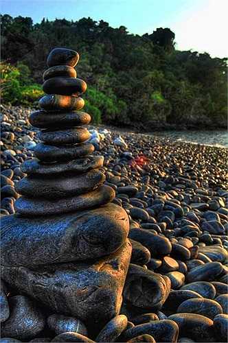 Theo truyền thuyết, bãi biển dài với những viên sỏi đen nhánh, huyền bí trải dài men xuống cả đáy nước, là lối về cõi của các vị thần. 