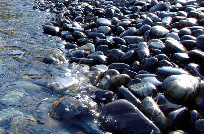 Họ kể rằng, có điều gì đó mơ hồ văng vẳng bên tai, rằng hãy mang trả lại những viên sỏi về nơi của chúng... 