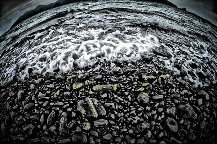 Hàng năm, văn phòng trực thuộc Công viên quốc gia Thái Lan, đơn vị chịu trách nhiệm quản lý đảo Koh Hingham, đã phải tiếp nhận vài chục bưu kiện là những hòn đá đen của đảo Koh Hingham.