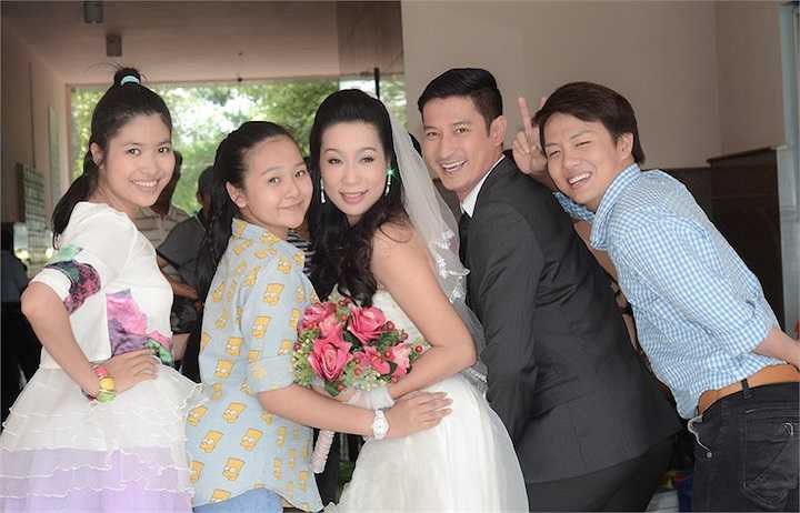 Huy Khánh và Trịnh Kim Chi cực kỳ nhí nhảnh và hạnh phúc trong ‘đám cưới tin đồn’. 