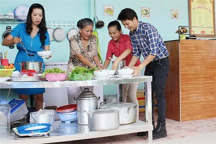 Trong phim, bà vào vai mẹ chồng Trịnh Kim Chi, là người đàn bà dù đã xấp xỉ lục tuần nhưng rất đam mê nấu ăn. 