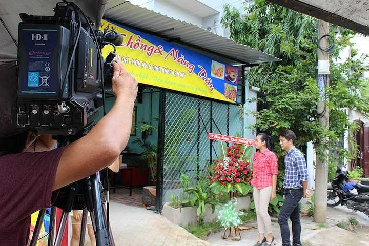 Bà mở quán Mẹ chồng nàng dâu cùng con gái mình. 