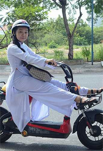 Tam Triều Dâng vào vai con gái Hạnh Thúy, một cô gái học cấp 3 nhưng khá nam tính, 