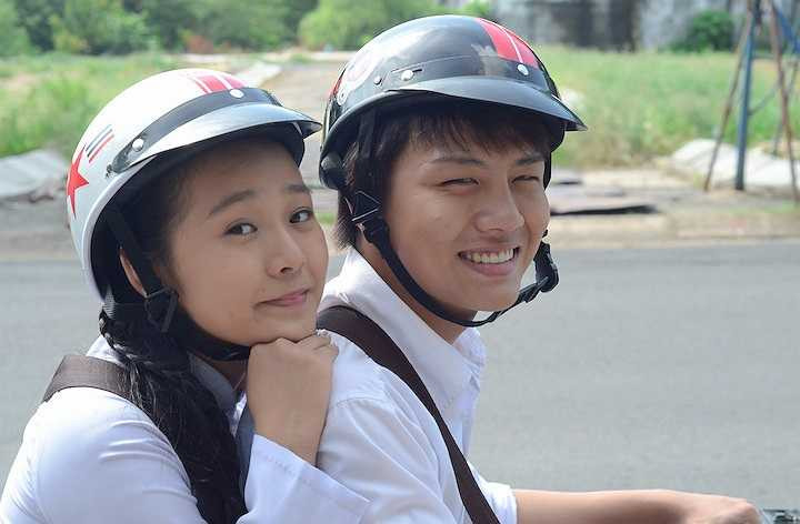 Cô bé được Duy Khánh ZhouZhou, con trai Trịnh Kim Chi đem lòng yêu mến, nhưng cả hai gia đình không biết. 