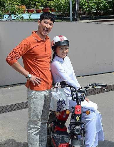 Trong phim, Tam Triều Dâng có những cảnh quay nhí nhảnh đáng yêu bên Huy Khánh, 'bà nội bá đạo' và Trịnh Kim Chi: