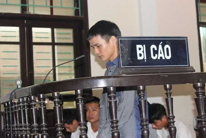 Mang súng thanh toán đối thủ, bắn trúng tim đồng bọn