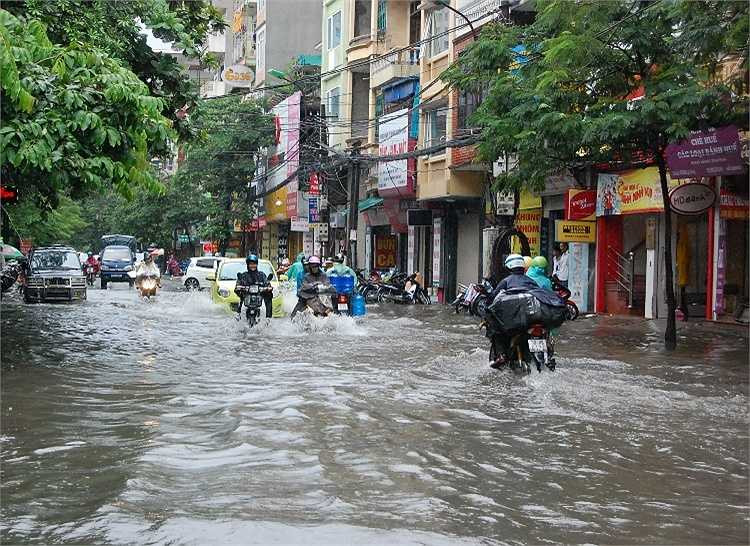 Mưa lớn, cảnh báo phố Hà Nội thành 'sông'