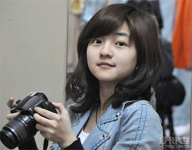 Mới đây, kết quả cuộc thi Hoa khôi giảng đường toàn Trung Quốc năm 2014 đã được công bố. Khôi vị cao nhất thuộc về hot girl trà sữa Chương Trạch Thiên với số lượng người bình chọn cao chót vót. Tuy nhiên, người về thứ 2 sau Trạch Thiên, cô gái nhỏ nhắn có tên Cao Gia Hàm lại là người được nhắc đến nhiều nhất.