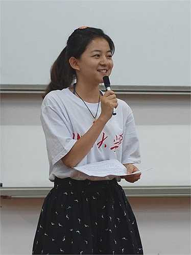 Gia Hàm sinh ngày 11/8/1989, sở hữu đôi mắt to và cái miệng chúm chím, hoạt ngôn. Gia Hàm là sinh viên chuyên ngành Báo chí và Truyền thông thuộc ĐH Bắc Kinh. Không chỉ nổi bật với thành tích học tập tốt, duy trì liên tục qua các năm, Gia Hàm còn rất năng nổ tham gia các hoạt động của trường, lớp. Đặc biệt nổi bật trong vai trò MC (dẫn chương trình).