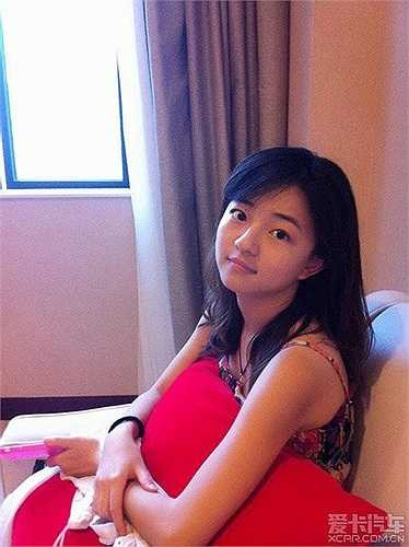 Đặc biệt, cô bạn đời cuối 8x còn có sở trường bắt chước điệu bộ của người khác, từ ngôi sao đến thầy cô giáo đều được Gia Hàm nhại lại rất giống. 