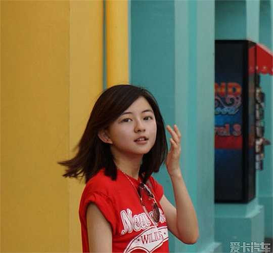 Là một người trẻ năng động, Gia Hàm nhận làm MC cho tất cả các sự kiện lớn nhỏ. Tỏa sáng trên sân khấu bằng phong cách trẻ trung, sôi động, cô bạn này hiện là MC trẻ đắt show tại Trung Quốc.