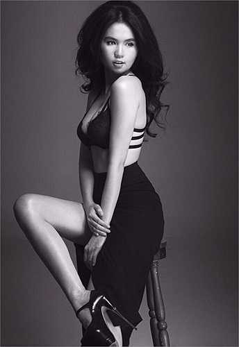 Một lần khác vào đầu tháng 8 vừa qua, nữ hoàng nội y cùng 2 người đẹp Diệu Huyền và Tường Vy xuất hiện tại sân bay Tân Sơn Nhất. 