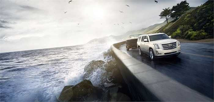 Cadillac Escalade Platinum 2015 thuộc hàng xe siêu sang được bổ sung bộ phụ kiện mạ crôm sáng bóng và lazang hợp kim 22 inch đồ sộ. Bên cạnh đó là lưới tản nhiệt riêng và logo đặc biệt trên thân xe.