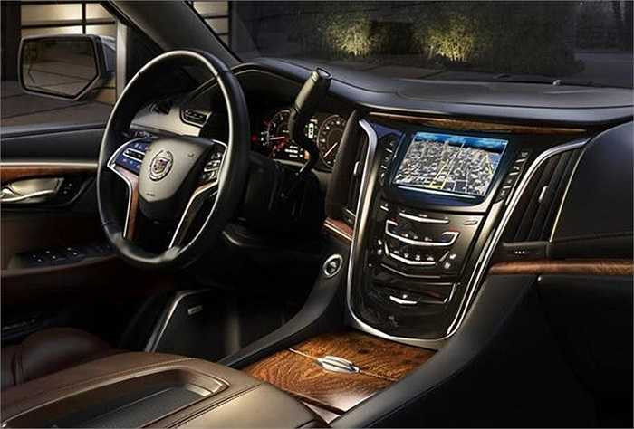 Những thay đổi đáng kể nhất của Cadillac Escalade Platinum 2015 so với phiên bản tiêu chuẩn là ở không gian nội thất. Cụ thể, hãng Cadillac đã đưa bộ ghế bọc da Nappa sang trọng và bộ phụ kiện ốp gỗ xa xỉ vào Escalade Platinum 2015.
