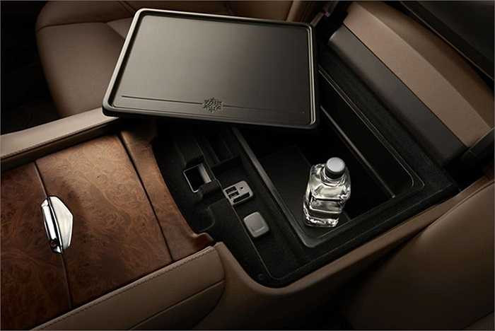 Thảm sàn cao cấp, bảng điều khiển trung tâm tích hợp ngăn lạnh và bậc cửa lên xuống được khắc dòng chữ “Platinum” như dấu hiệu nhận biết của xe. Bảng táp-lô trên xe cũng được bọc da cao cấp.