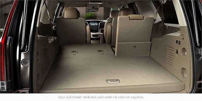 Khoang sau có sức chứa lớn với ghế ngồi thiết kế đặc biệt, có thể gấp xuống sát mặt sàn. Ghế trước có tính năng sưởi ấm, làm mát và chỉnh điện 18 vị trí. 