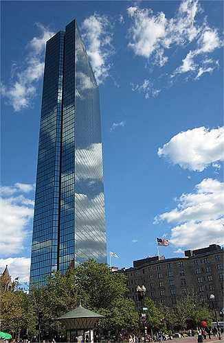 Tòa tháp John Hancock ở Boston (Mỹ) gồm 60 tầng, xây dựng năm 1976. Các kiến trúc sư đã không tính toán được tác động của sức gió. Hậu quả là 10.000 ô kính cửa sổ bị rơi xuống đất vỡ tan. Việc thay thế cửa kính bằng cửa gỗ dán đã tiêu tốn 6 triệu USD. 