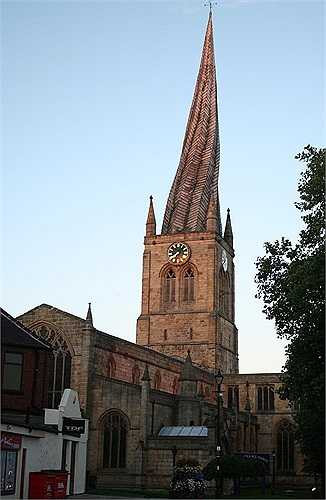 Nhà thờ St Mary và All Saints ở Chesterfield (Anh) có từ thế kỷ 14 và là chủ đề của rất nhiều đồn đoán. Có người tin rằng kiến trúc xoắn khó hiểu trên mái nhà thờ là tác phẩm của quỷ dữ, số khác khẳng định do dùng gỗ còn tươi và mới đây là ý kiến cho rằng do sức nặng của ngói lợp. 