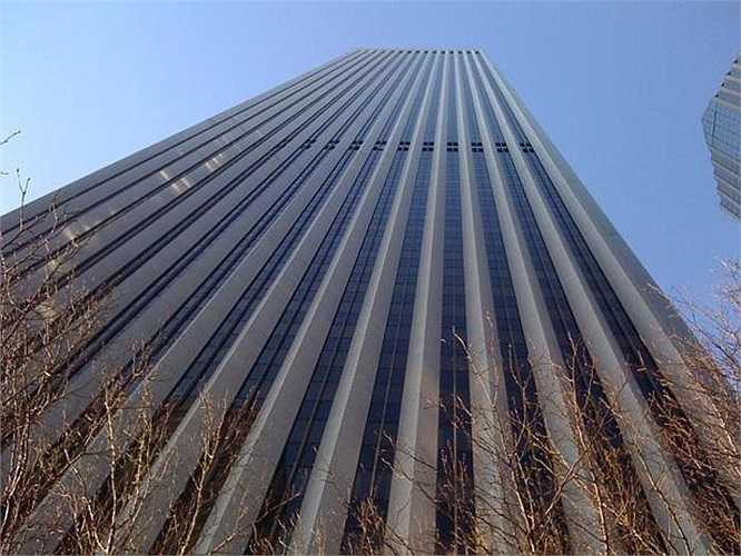 Trung tâm AON ở Chicago (Mỹ) là tòa nhà tráng đá cẩm thạch cao nhất thế giới vào thời điểm hoàn thành năm 1974 với 43.000 phiến đá nhưng hóa ra lại là một cấu trúc yếu ớt. Sau sự cố đổ sập 160kg đá xuống đất, công trình đã phải lợp lại đá granite, tiêu tốn 86 triệu USD. 