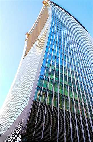 20 Fenchurch Street, London (Anh) trị giá 345 triệu USD, nổi tiếng nhờ lớp kính cong nhưng ánh sáng phản chiếu từ lớp kính này lại làm tan chảy những chiếc xe hơi đậu dưới đường. Người ta phải phủ một tấm bạt khổng lồ lên mặt tháp phía nam để hạn chế hiệu ứng trên. 