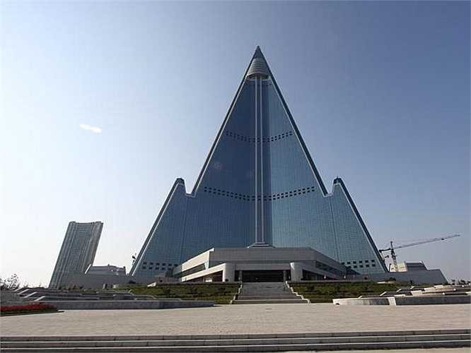 Khách sạn Ryugyong (Triều Tiên) được biết tới với tên gọi khách sạn ma, cao 330m, gồm 3.000 phòng và vẫn chưa hoàn thiện kể từ năm khởi công 1987. Do kinh phí ước tính lên tới 800 triệu USD (2% GDP Triều Tiên) nên việc xây dựng bị hoãn vô thời hạn. 