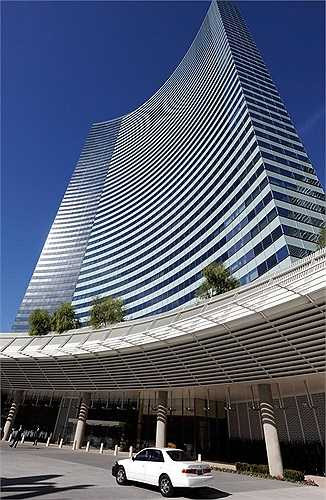 Khách sạn và spa Vdara ở Las Vegas (Mỹ) khai trương năm 2009. Giống trường hợp tòa nhà chọc trời ở London, khách sạn này được bao phủ bởi các lớp kính cong. Ánh sáng hội tụ trên bề mặt kính, chiếu thẳng xuống bể bơi bên dưới, làm cháy da du khách. 