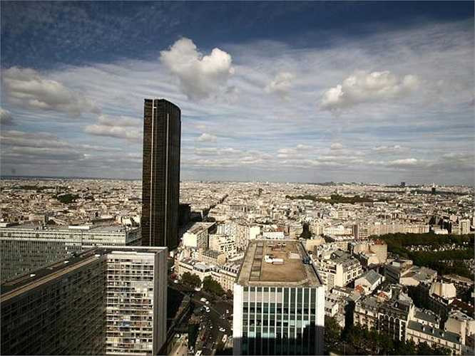 Tour Montparnasse ở Paris (Pháp) khai trương năm 1973, là tòa nhà chọc trời đầu tiên và cũng là cuối cùng từng được xây dựng tại Paris vì bị chỉ trích nặng nề do phá vỡ lối kiến trúc truyền thống ở thủ đô nước Pháp. 