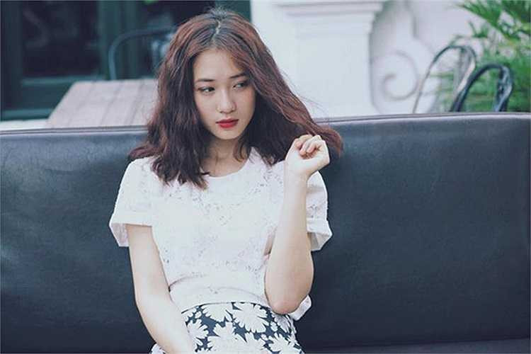 Hot girl Trâm Anh là cái tên không còn xa lạ đối với giới trẻ. Cô gái sinh năm 1995 này không chỉ nổi bật với vẻ đẹp trong sáng như thiên thần và làn da trắng không tỳ vết, mà cô còn được biết đến là một hot girl học giỏi.