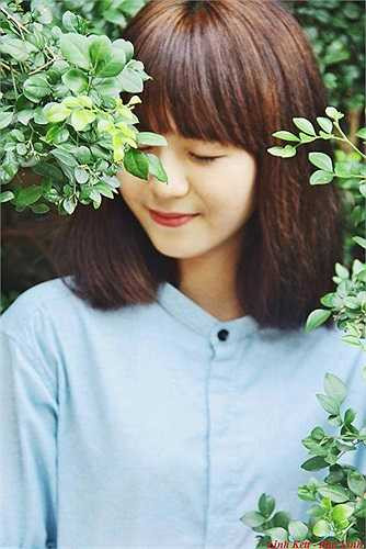 Cô nàng dễ thương này tên thật là Bảo Linh, hiện đang là sinh viên năm 2 Khoa Tư tưởng Hồ Chí Minh. Cô gái xinh đẹp được giới trẻ biết đến và yêu mến qua clip 'Ôm vì hòa bình' - clip đã tạo hiệu ứng tốt và nhận được sự ủng hộ khá lớn từ phía người xem.