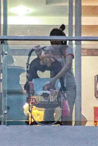 Một tháng sau khi Thủy Tiên sinh, trên mạng xã hội xuất hiện hình ảnh một bé gái xinh xắn với dòng chú thích 'Bánh Gạo - con gái Công Vinh và Thủy Tiên'