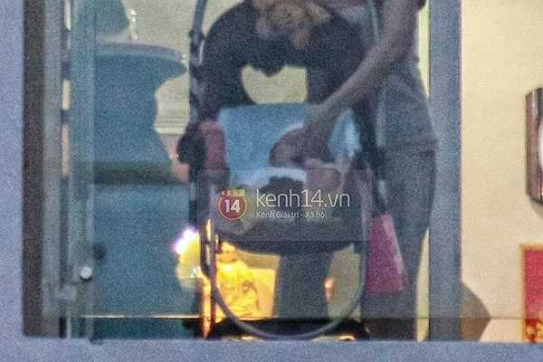 Tuy nhiên, đây hoàn toàn không phải hình ảnh thực. Bộ đôi này giữ kín hình ảnh con gái, đến thời điểm hiện tại chỉ có một vài tấm hình nhưng không rõ mặt bé Bánh Gạo.