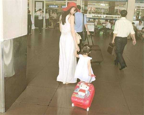 Nhiều người bạn đến thăm nhà Công Vinh - Thủy Tiên cũng được gia chủ khéo léo đề nghị không chụp ảnh con gái.