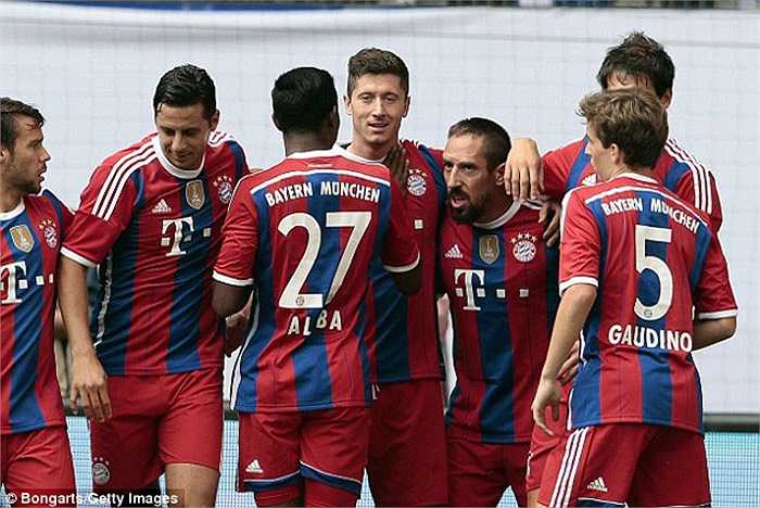 Chia tay Mandzukic, Kroos và chỉ đón về Lewandowski, Bayern Munich bị sụt giá mạnh ở đội hình chính. Hiện 11 cầu thủ chính thức của Hùm xám chỉ có giá 215 triệu