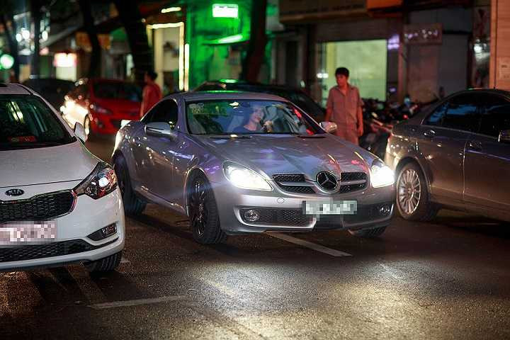 Hồng Quế tự lái siêu xe để đến thử đồ cho buổi trình diễn sắp tới