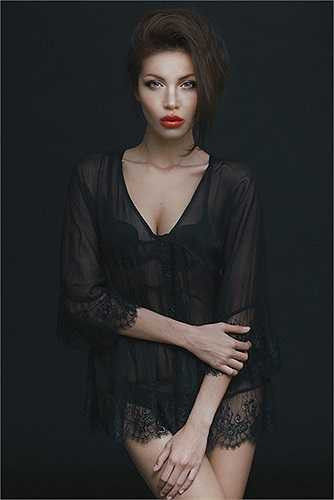 Cùng với những bộ ảnh nhằm khắc họa cá tính trong tạo hình mới lạ, Minh Tú cũng thường xuyên góp mặt trong các sản phẩm giới thiệu đồ lót ở mùa thời trang mới dành cho phái đẹp. 