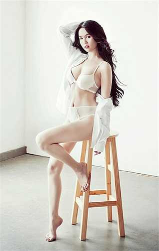 Vòng eo 'con kiến', làn da trắng sáng mịn màng, gương mặt xinh xắn tựa thiên thần cùng với những mẫu trang phục kiệm vải, thiết kế hợp mốt đã khiến Ngọc Trinh trở thành tâm điểm của dư luận.